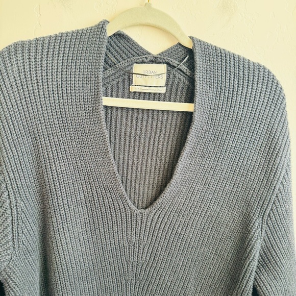 Urban Outfitters V- Neck Sweater Size S - Picture 8 of 8